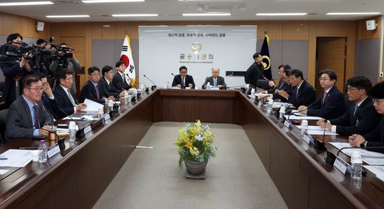 이억원 위원장, 중동발 리스크 대응 산업·금융 간담회 개최