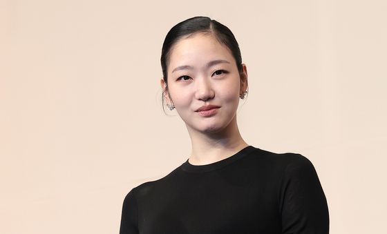 김고은, 옅은 미소