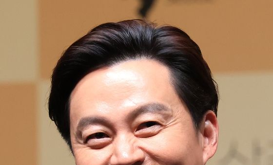 발언하는 이서진