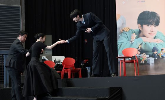 김고은 에스코트 하는 김재원