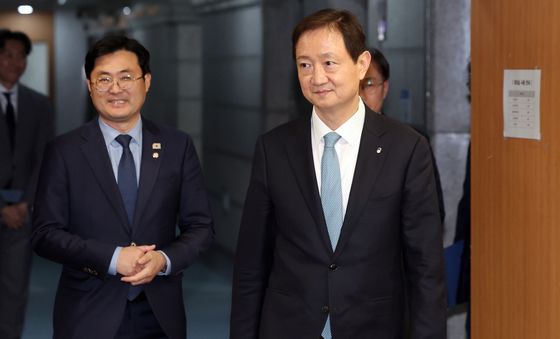 이정문 의원과 함께 간담회 참석하는 이찬진 금융감독원장