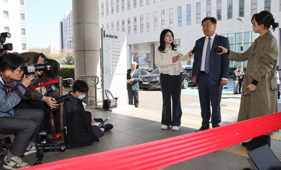 김관영 전북지사, 제명 효력정지 가처분 심문 출석