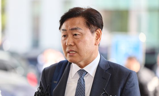 김관영 전북지사, 제명 효력정지 가처분 심문 출석