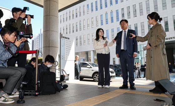 취재진 질문에 답하는 김관영 전북지사