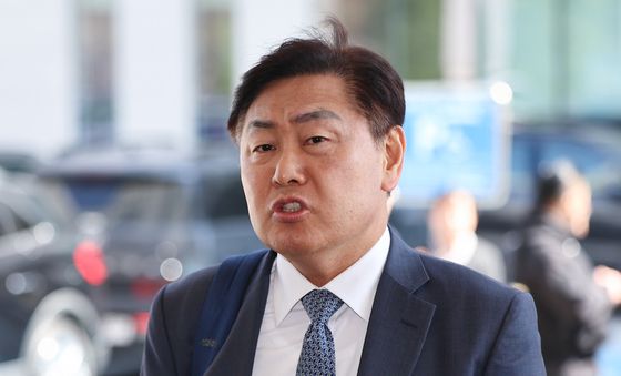 김관영 전북지사, 제명 가처분 심문 출석