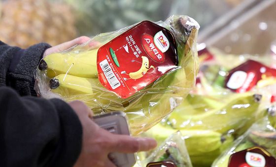 수입 과일 코너에 드리운 전쟁 그림자