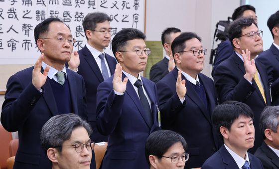 국조특위 증인 선서하는 엄희준·강백신 검사