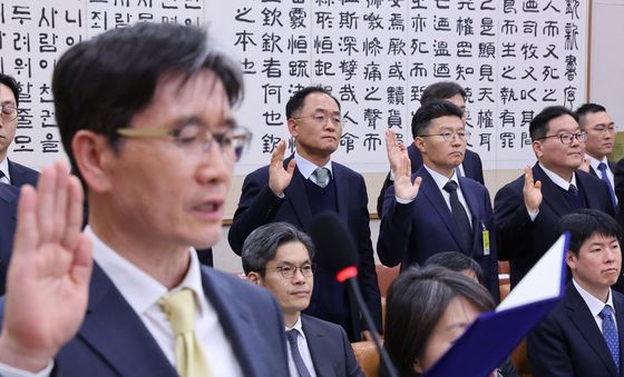 증인 선서하는 엄희준·강백신