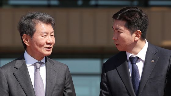 대화하는 정몽규·유승민 회장