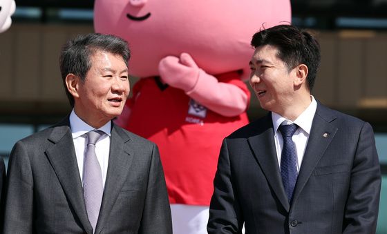 대화하는 정몽규 축구협회장과 유승민 체육회장