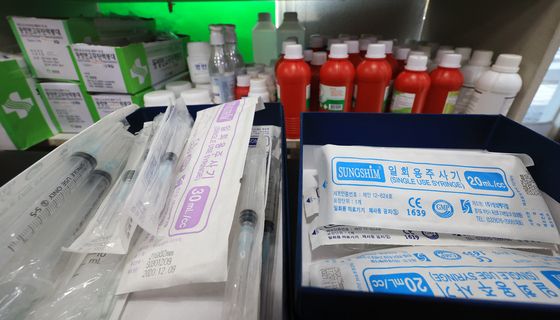 정부, 주사기 등 필수 의료 소모품 공급 집중 관리