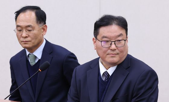 답변 마친 강백신·엄희준