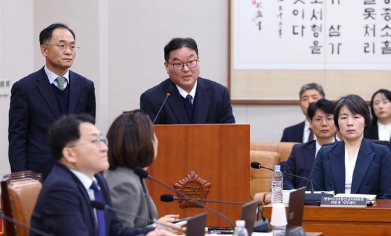 국정조사 증인 답변하는 강백신·엄희준