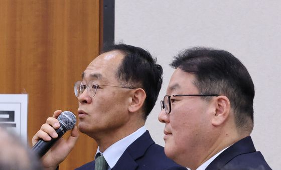 국조특위 의원 질의 답변하는 강백신·엄희준