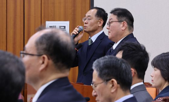 법무장관 앞에서 답변하는 엄희준·강백준