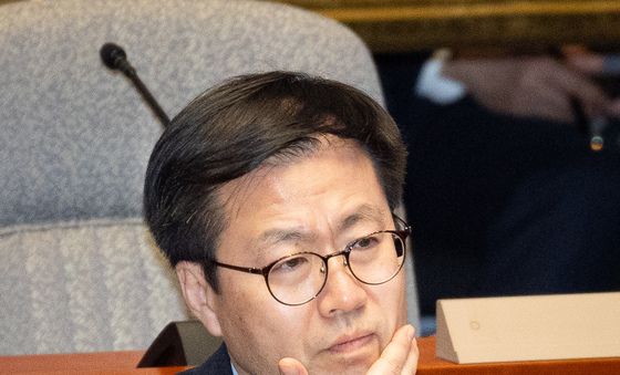 얼굴 매만지는 여한구 통상교섭본부장