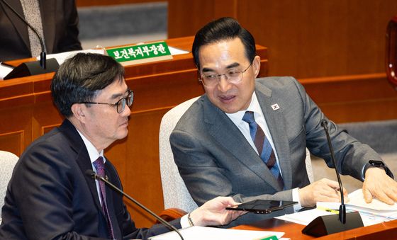 임기근 차관과 대화하는 박홍근 기획예산처 장관