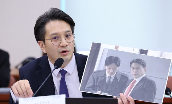 박상용 검사 사진 든 전용기