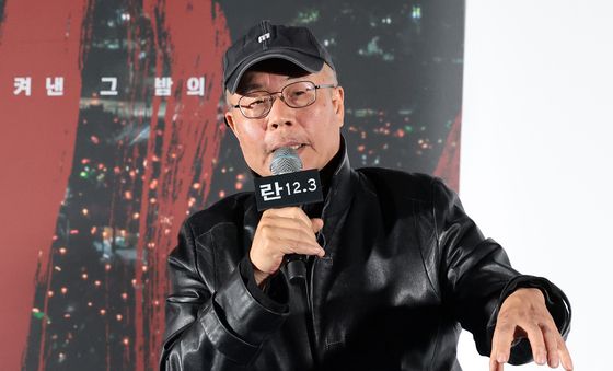 취재진 질문에 답하는 '란 12.3' 이명세 감독