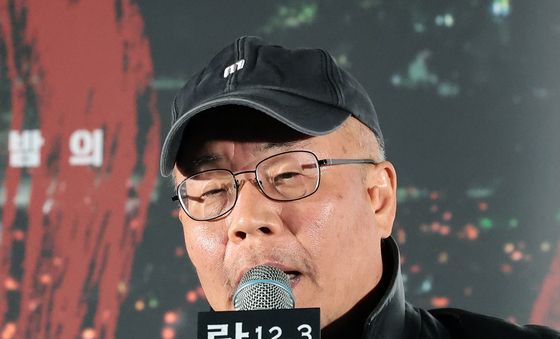 '란 12.3' 메가폰 잡은 이명세 감독