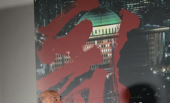 입장하는 조성우 음악감독