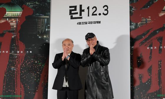 포즈 취하는 조성우 감독과 이명세 감독