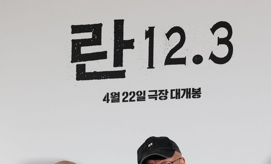 포즈 취하는 조성우 감독과 이명세 감독