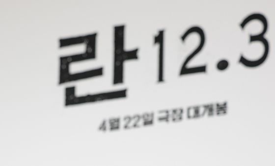 취재진 질문에 답하는 조성우 음악감독