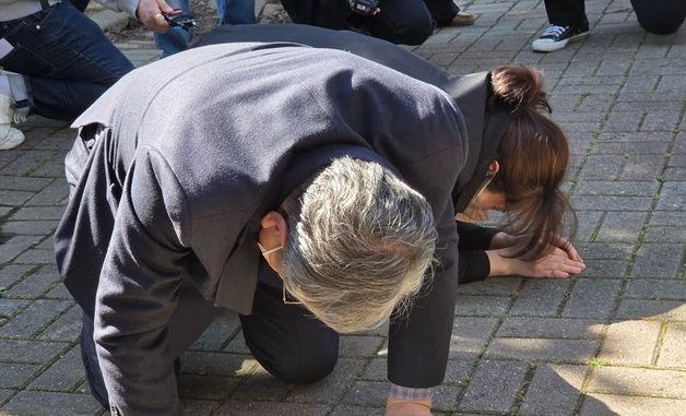 화재 참사 유족 앞에 엎드린 손주환 안전공업 대표