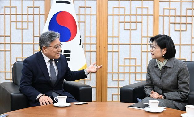 김지희 주유네스코 대사와 면담 갖는 허민 청장