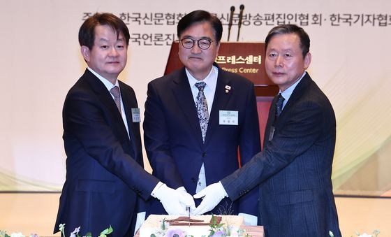 축하떡 자르는 우원식 국회의장