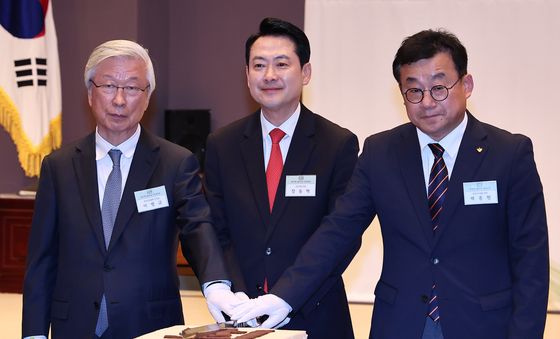 축하떡 자르는 장동혁 대표