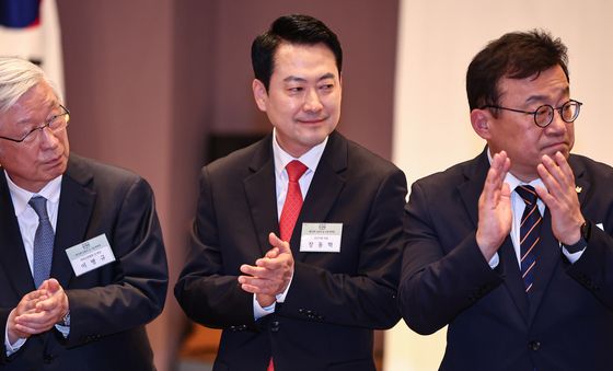 손뼉 치는 장동혁 대표