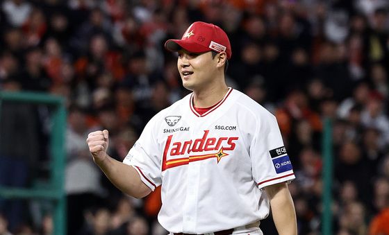 SSG 전영준 '주먹 불끈'