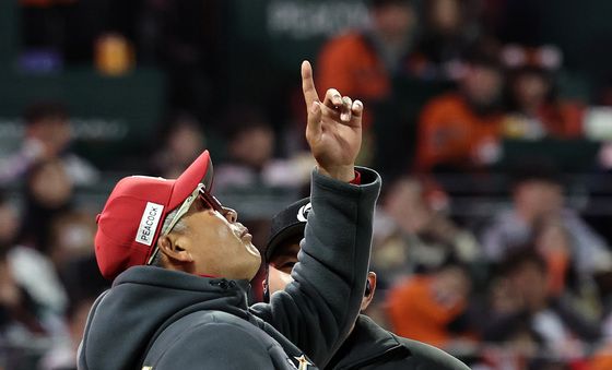 항의하는 이숭용 감독