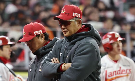 더그아웃 향하는 이숭용 감독