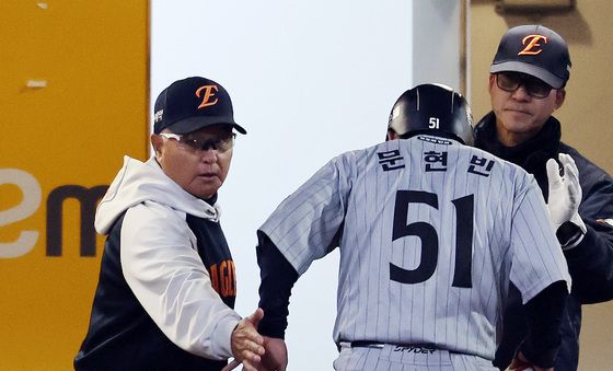 문현빈 격려하는 김경문 감독