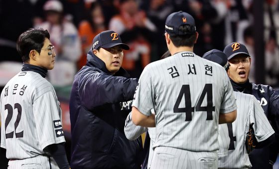 승리 기쁨 나누는 류현진