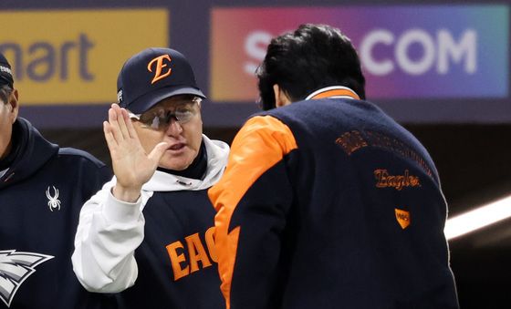 선수들 격려하는 김경문 감독