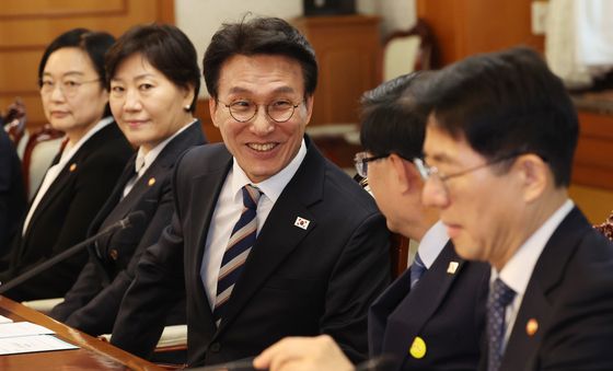 김성환 장관과 인사하는 김민석 총리