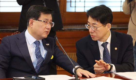 대화하는 김성환·황종우 장관