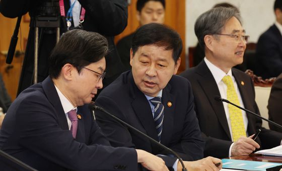 대화하는 구윤철 부총리와 이억원 위원장