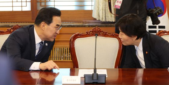 대화하는 박홍근·송미령