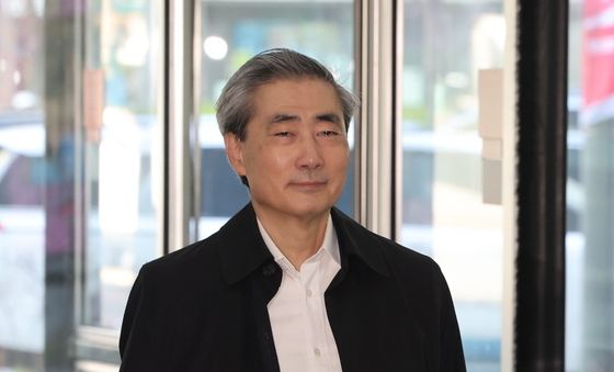 출근하는 신현송 한국은행 총재 후보자