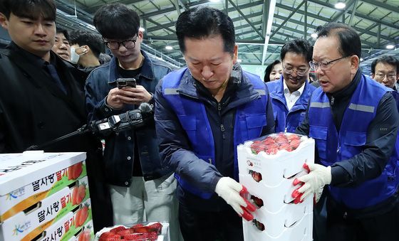 딸기 싣는 정청래·김부겸