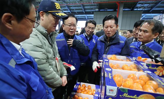 수입산 감귤 설명 듣는 정청래·김부겸