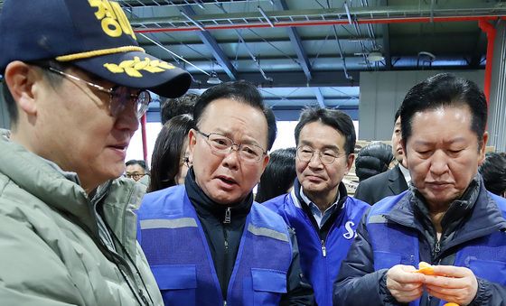 수입산 감귤 설명 듣는 정청래·김부겸