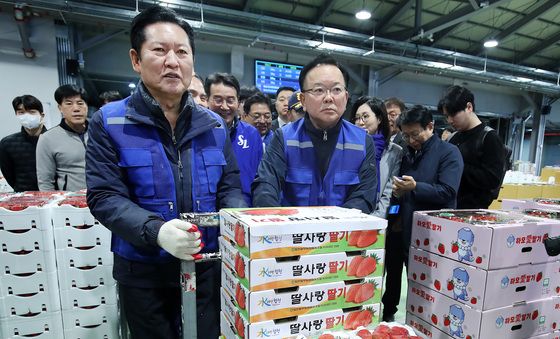 딸기 수레 함께 옮기는 정청래·김부겸