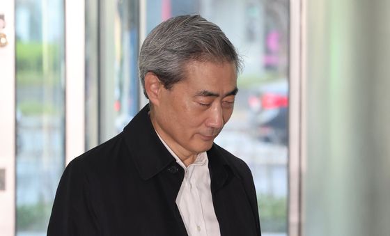 출근하는 신현송 한국은행 총재 후보자