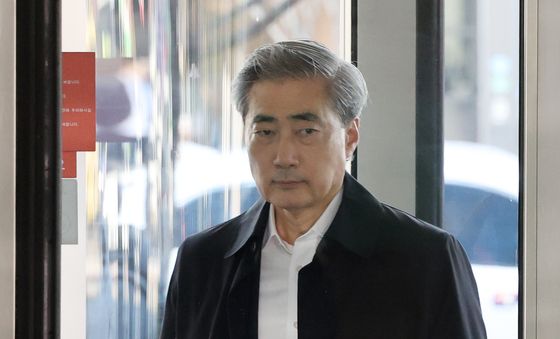 청문회 준비 사무실로 향하는 신현송 후보자